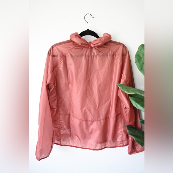 Brooks Running Lightweight Windbreaker- All Altitude - Picture 7 of 9